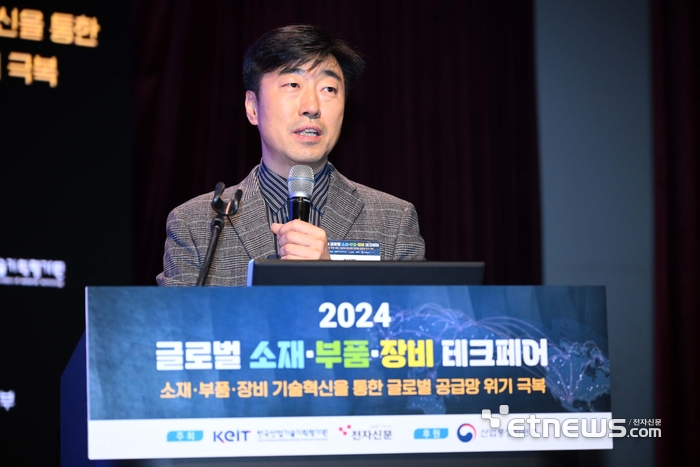 정의택 텐스토렌트 상무, ‘AI 혁신을 촉진하는 텐스토렌트 &amp; RISC-V’ - 한국산업기술기획평가원과 전자신문이 주최하고 산업통상자원부가 후원한 '2024 글로벌 소재·부품·장비 테크페어'가 '소재·부품·장비 기술혁신을 통한 글로벌 공급망 위기 극복'을 주제로 19일 서울 강남구 코엑스에서 열렸다. 정의택 텐스토렌트 상무가 '인공지능(AI) 혁신을 촉진하는 텐스토렌트 & RISC-V'를 주제로 발표하고 있다. 김민수기자 mskim@etnews.com