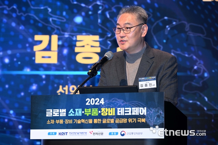 한국산업기술기획평가원과 전자신문이 주최하고 산업통상자원부가 후원한 '2024 글로벌 소재·부품·장비 테크페어'가 '소재·부품·장비 기술혁신을 통한 글로벌 공급망 위기 극복'을 주제로 19일 서울 강남구 코엑스에서 열렸다. 김종진 선익시스템 상무가 'OLED 증착 장비의 현재와 나아갈 길'을 주제로 발표하고 있다. 김민수기자 mskim@etnews.com