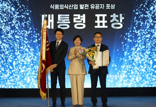 강영덕 롯데칠성음료 러시아유럽팀 팀장(왼쪽부터), 송미령 농림축산식품부 장관, 이양수 롯데칠성음료 글로벌사업본부장이 수상 후 기념촬영했다. [자료:롯데칠성음료]