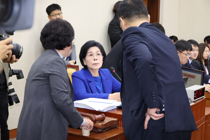 20일 국회 과학기술정보방송통신위원회에서 열린 박장범 KBS 사장 후보자에 대한 사흘째 인사청문회에서 최민희 위원장이 최형두 국민의힘 간사, 김현 더불어민주당 간사와 대화하고 있다.