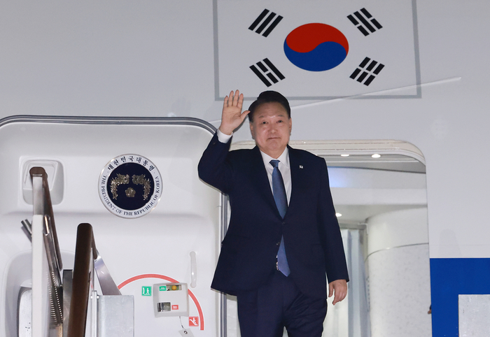 윤석열 대통령이 21일 31차 아시아태평양경제협력체(APEC) 및 19차 주요 20개국(G20) 정상회의 일정을 마친 뒤 성남 서울공항에 도착, 전용기인 공군 1호기에서 내리며 인사하고 있다. 연합뉴스