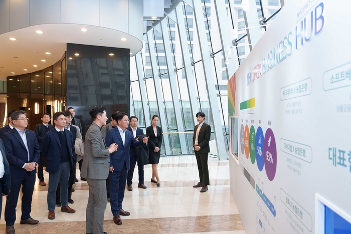 농협은행 이석용 행장(사진 가운데)을 비롯한 임직원들이 지난 21일 서대문구 소재 스위스 그랜드호텔에서 열린 '2024 NH오픈비즈니스데이' 행사장을 찾아 팝업 전시부스를 참관하고 있다.