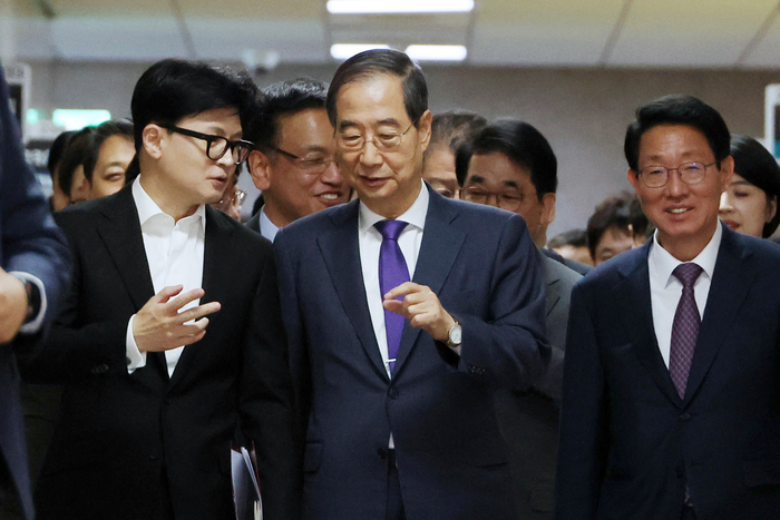 한덕수 국무총리와 국민의힘 한동훈 대표가 22일 오후 서울 여의도 국회에서 열린 민생경제 점검 당정협의회에 참석하며 대화하고 있다. 연합뉴스