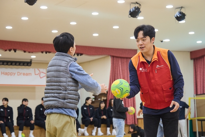 SK엔무브 구성원들이 22일 서울 은평대영학교에서 발달장애 아동을 대상으로 핸드볼 교실을 진행하고 있다. SK이노베이션