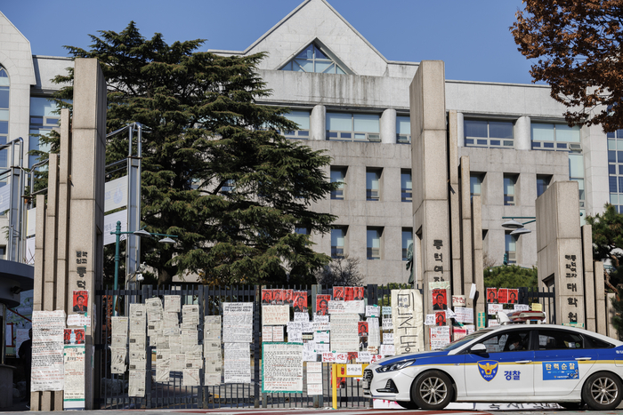 여자대학교가 경쟁력을 높이려는 방안으로 공학 계열 학과를 늘리고 있다. 사진은 11월 24일 오후 남녀공학 전환 반대 유인물이 가득한 서울 성북구 동덕여대 정문 앞에 경찰 순찰차가 대기하고 있는 모습. 연합뉴스