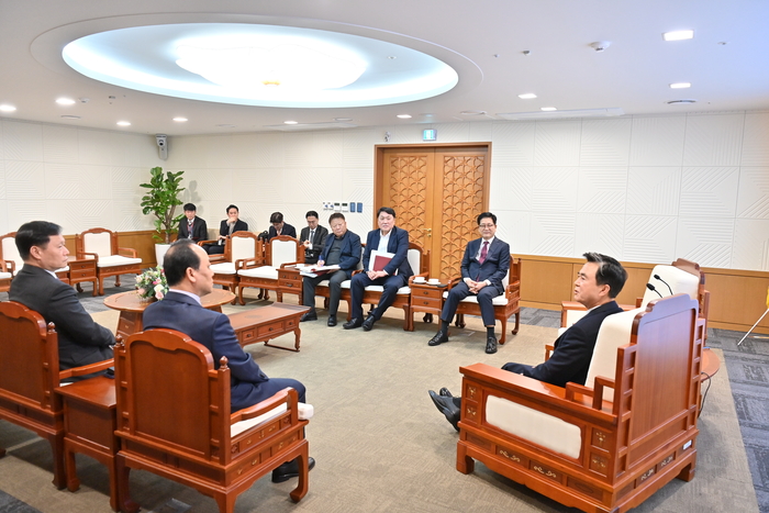 김태흠 충남도지사는 25일 이영조 한국중부발전 사장, 권명호 한국동서발전 사장, 이정복 한국서부발전 사장 등 도내 발전 3사 신임 사장과 만나 탄소중립 실현을 위한 발전·협력 방안을 논의했다.