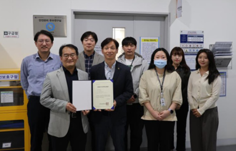 구자욱 책임연구원(전 한국뇌은행장, 인증서 왼쪽)과 김민관 시설안전팀장 등 관계자들이 안전관리 우수연구실 현판식을 열었다.