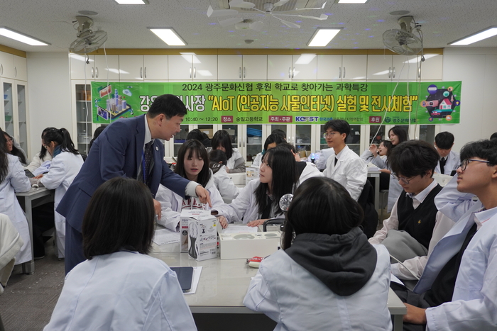 강윤구 AI스마트광융복합협동조합 이사장이 22일 광주숭일고등학교 물리 동아리 40명 학생을 대상으로 4차 산업혁명에 대응하는 'AI+사물인터넷(AIoT)'에 대한 과학특강에서 학생들에게 스마트홈키트 설치 방법을 알려주고 있다.