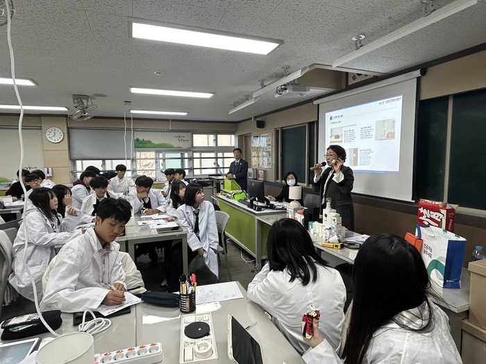 강윤구 AI스마트광융복합협동조합 이사장, 김민진 AI스마트광융복합협동조합 이사, AI스마트광융복합협동조합 윤정숙 실장(왼쪽부터)이 22일 광주숭일고등학교 물리 동아리 40명 학생을 대상으로 4차 산업혁명에 대응하는 'AI+사물인터넷(AIoT)'에 대한 과학특강에서 학생들에게 아카라라이프의 스마트허브를 이용해 전등스탠드 원격조정하는 모습을 시연하고 있다.