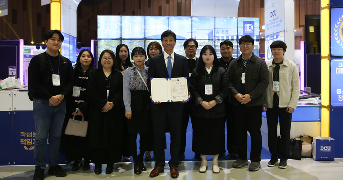 윤협상 교수(가운데)가 중소기업 기술·경영혁신대전에서 중기부 장관상을 받았다.