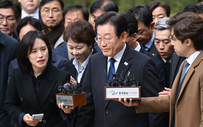 더불어민주당 이재명 대표가 25일 오후 서울 서초구 서울중앙지법에서 열린 '위증교사' 혐의 사건 1심 선고 공판에 출석한 뒤 취재진에게 입장을 밝히고 있다. 연합뉴스