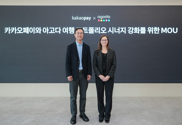 오승준 카카오페이 결제사업 그룹장(왼쪽)과 사라 캐플런 무어 아고다 부사장이 업무 협약 체결 후 기념촬영을 하고 있다.