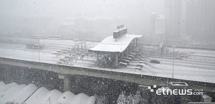 지난해 11월 27일 20㎝ 넘는 폭설이 내린 날 서울 선암IC 부근. 김동욱기자 gphoto@etnews.com