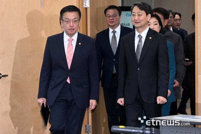 산업경쟁력강화 관계장관회의 입장하는 최상목 부총리 겸 기재부 장관