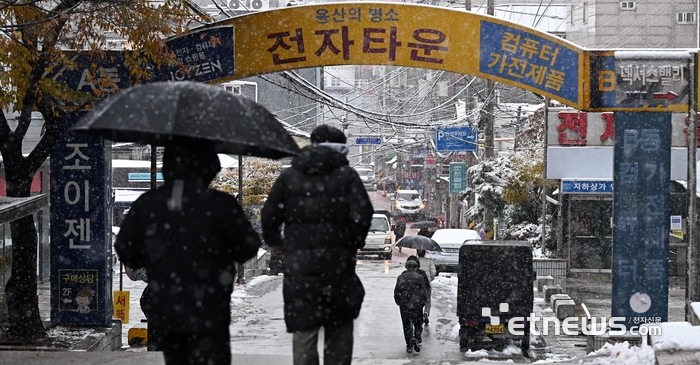 첫 눈에 힘겨운 출근길