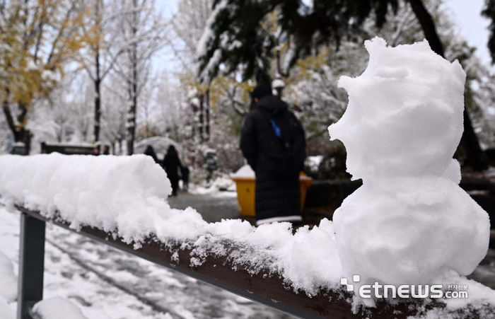 누군가의 손길로 빚어진 눈사람