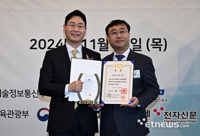 제24회 대한민국디지털경영혁신대상 시상식이 28일 서울 중구 밀리오레 호텔에서 열렸다. 송상훈 과학기술정보통신부 정보통신정책실장(오른쪽)과 대통령상을 수상한 KB국민카드의 이창권 사장이 기념촬영하고 있다. 이동근기자 foto@etnews.com