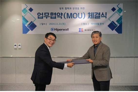 안희석 하이퍼월 대표(왼쪽)와 박구만 시그마케이 대표가 업무협약을 맺고 있다.