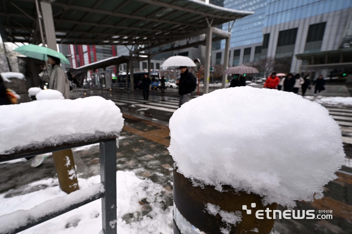 눈 쌓인 출근길