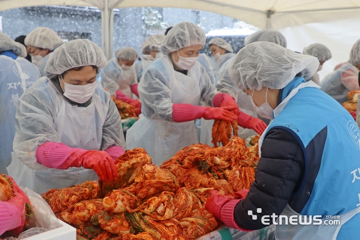 자생한방병원 임직원들과 자생봉사단원들이 김장김치를 담그고 있다.