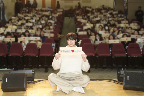 지난 27일 팔도 본사에서 팔도비빔면 모델 배우 변우석이 참가자들과 기념촬영을 하고 있다. [자료:팔도]