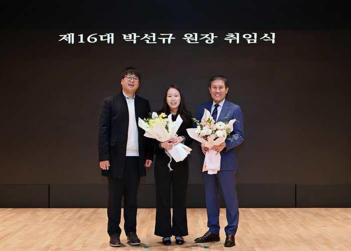 취임 후 신입직원들에게 꽃다발을 받은 박선규 16대 건설연 원장(오른쪽).