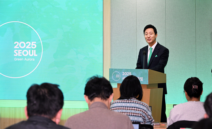 오세훈 서울시장이 28일 오전 시청 본관에서 열린 '2025 서울색.서울빛 기자설명회'에서 '2025 서울색'인 그린오로라(GreenAurora)를 발표하고 있다. 사진=서울시 제공