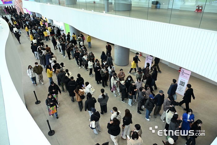 코엑스마곡 컨벤션센터 입장 위해 줄 선 관람객