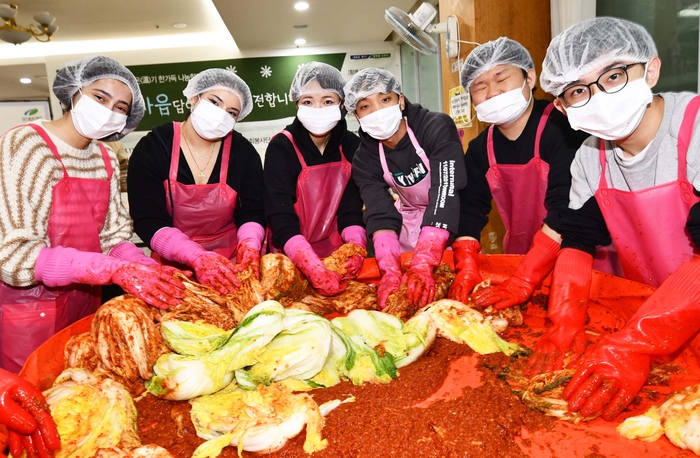 영진전문대학교 사회봉사단이 김장김치를 담그고 있다.