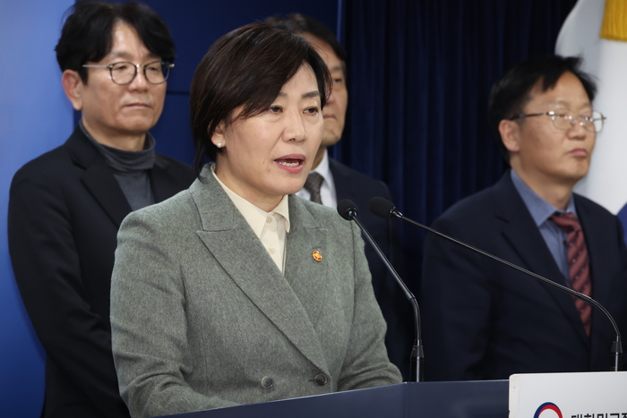 송미령 농림축산식품부 장관이 28일 서울 종로구 정부서울청사에서 농림축산식품부 소관 4개 쟁점 법률안 본회의 의결에 대한 정부 입장을 발표하고 있다. (사진=연합뉴스)