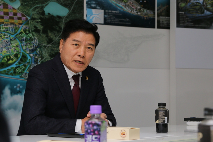 김경안 새만금개발청장이 29일 서울 새만금 투자전시관에서 '새만금 관광·마이스(MICE) 허브 조성을 위한 기본구상' 용역 최종 보고회에서 인사 나누고 있다.
