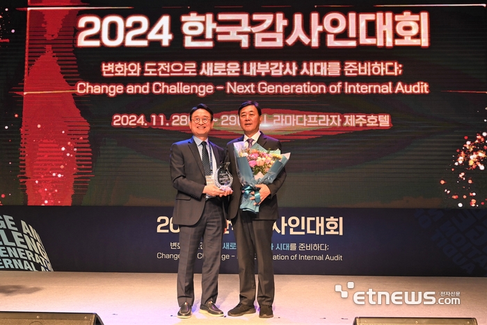 윤상일 한국전력기술 상임감사가 2024 자랑스러운 감사인상 대상을 수상했다. 윤상일 상임감사(오른쪽)와 이욱희 한국감사협회 회장이 기념촬영을 하는 모습.