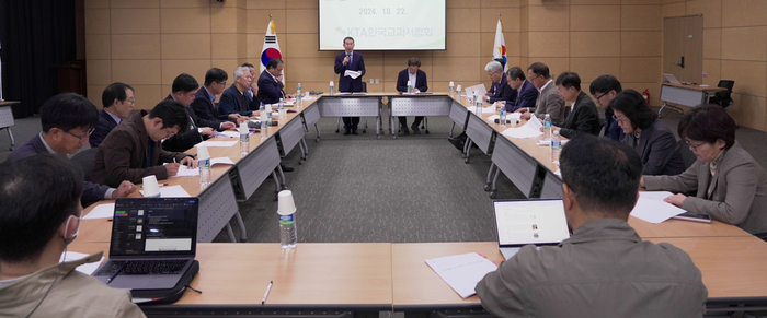 류상희 한국교과서협회 상무이사가 22일 경기 파주시 한국교과서협회 대회의실에서 초중등교육법 일부 개정법률안(고민정 의원 대표발의)과 관련, 협회와 AI 디지털교과서 발행사 대표자들의 대책 협의회에 참석해 발언하고 있다.(사진=연합뉴스)