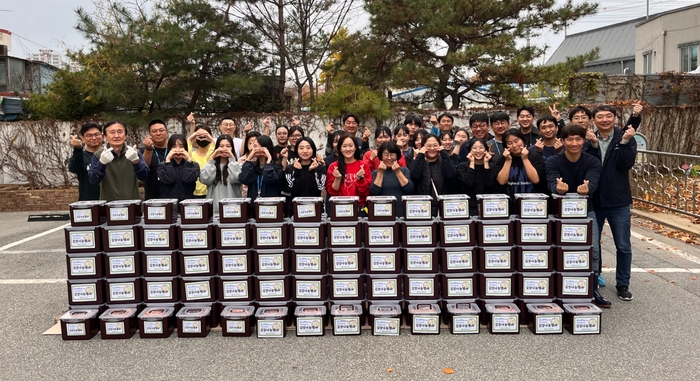 에코프로 임직원들이 김장 김치 단체 사진을 촬영하고 있다. (사진=에코프로)