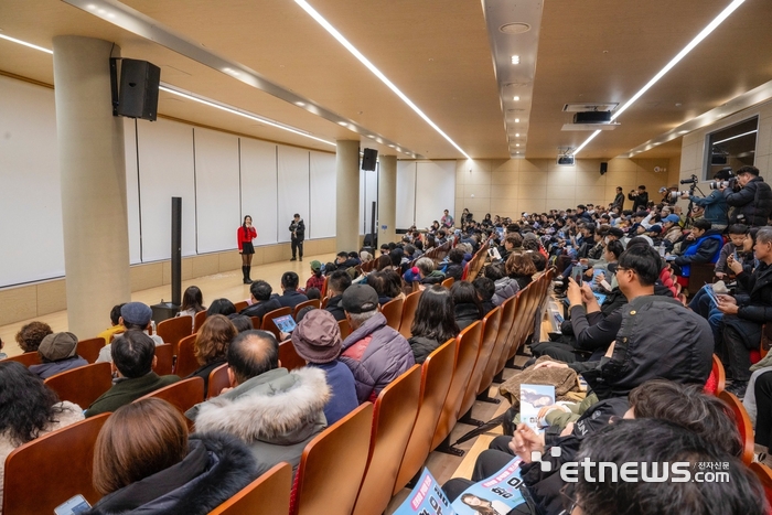 경기 김포시의 '애기봉 글로벌 명소화' 프로젝트가 가시적인 성과를 거두고 있다. 사진은 지난달 30일 시민들이 애기봉에서 열린 야간특별문화행사를 즐기고 있다.