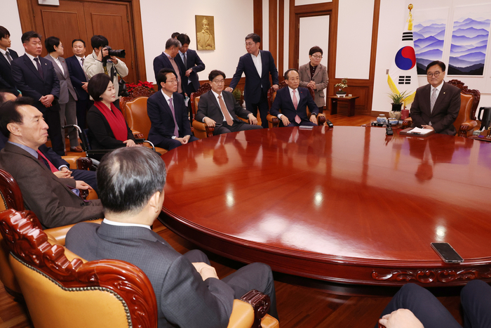 국민의힘 추경호 원내대표와 중진 의원들이 2일 오전 비상의원총회를 마친 뒤 국회의장실을 방문, 우원식 의장에게 감액 예산안의 본회의 처리에 대한 반대 의견을 전달하고 있다. 연합뉴스