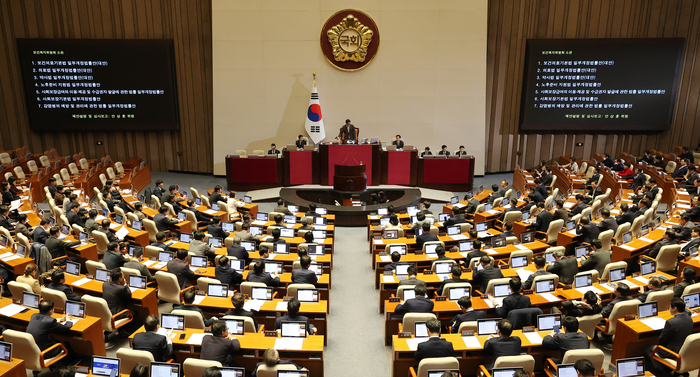 2일 오후 열린 국회 본회의에서 보건의료기본법 일부개정법률안, 의료법·약사법 일부개정법률안 등이 상정 되고 있다. 연합뉴스