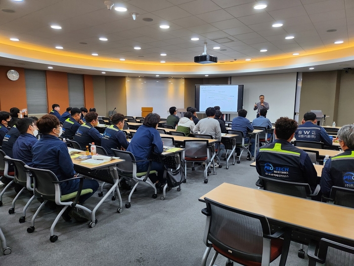 SK산업전환공동훈련센터에서 협약기업 근로자들에게 맞춤형 교육훈련을 제공하고 있다. SK이노베이션