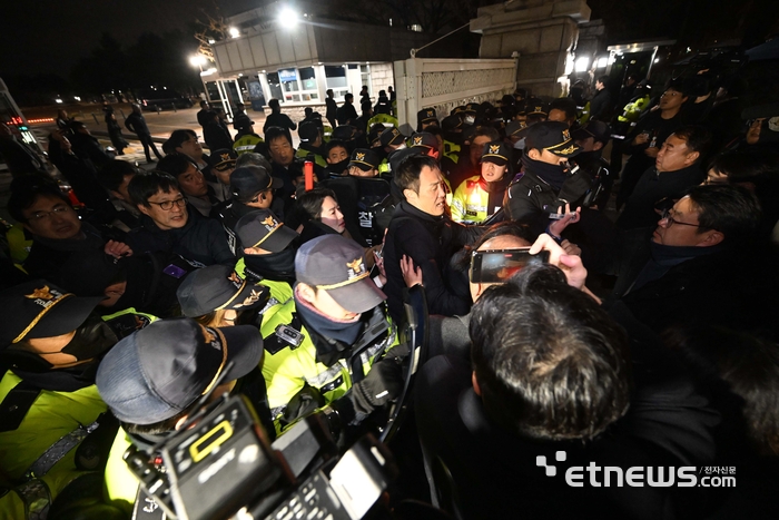 국회 앞 경찰과 대치중인 국회 관계자들