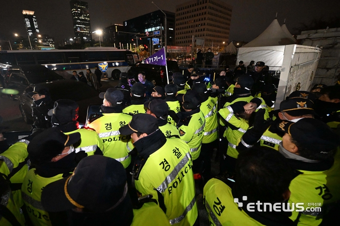 비상계엄 선포로 폐쇄된 국회