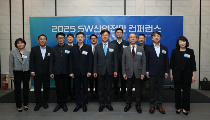 3일 삼성동 코엑스에서 '2025 SW산업전망 컨퍼런스'가 개최된 가운데 서성일 한국소프트웨어산업협회 부회장(왼쪽 두 번째부터), 송광헌 한국상용소프트웨어협회장, 황규철 과학기술정보통신부 소프트웨어정책관, 김형철 소프트웨어정책연구소장, 김명준 전 ETRI 원장(2대 소프트웨어정책연구소장) 등 주요 참석자가 기념촬영했다. 소프트웨어정책연구소 제공