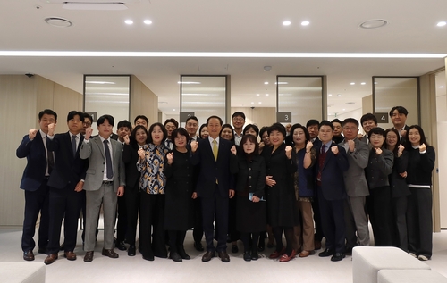 2일 서울 선릉역 인근 삼흥빌딩에서 이문구 동양생명 대표(가운데) 및 동양생명 임직원들이 강남플라자 개소식 기념촬영을 하고 있다.(사진=동양생명)