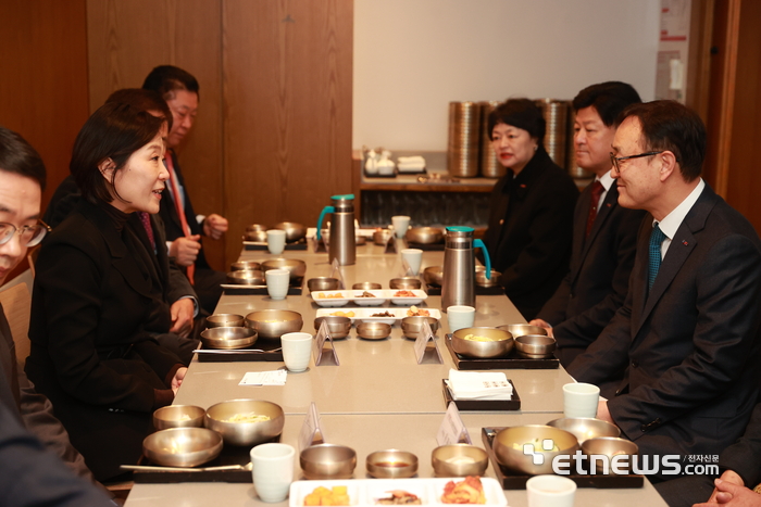 오영주 중소벤처기업부 장관(왼쪽)이 서울 종로구에서 송치영 소상공인연합회장을 비롯한 임원진과 소상공인 정책 방향 등을 논의했다.(사진=중소벤처기업부)