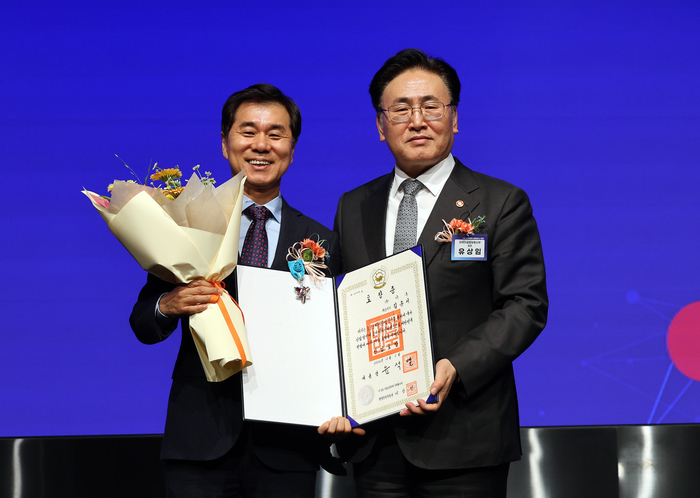 김종서 아톤 대표(왼쪽)와 유상임 과학기술정보통신부 장관이 2일 서울 양재동 엘타워에서 열린 '제25회 소프트웨어 산업인의 날' 행사에서 기념촬영 하고있다.