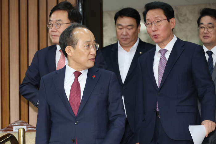 국민의힘 추경호 원내대표를 비롯한 원내지도부가 3일 오전 서울 여의도 국회에서 열린 원내대책회의에 참석하고 있다. 연합뉴스