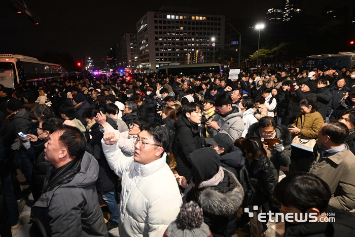 윤석열 대통령이 비상계엄령을 선포한 3일 밤 국회의사당 앞 도로에서 국회의 계엄해제 결의안이 가결되자 시민들이 환호하고 있다.
 김민수기자 mskim@etnews.com