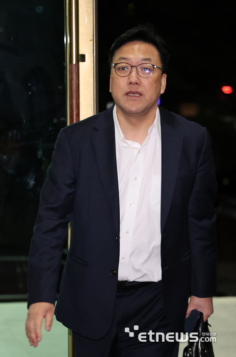 청사 들어서는 김병환 금융위원장