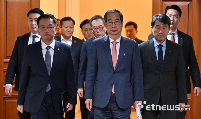 긴급 회의 마친 국무총리와 부총리