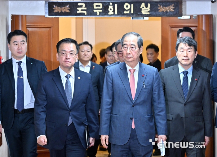 한덕수 국무총리와 국무위원들이 비상계엄이 해제된 4일 서울 종로구 정부서울청사에서 현안 관련 긴급 회의를 마친 뒤 국무회의실을 나서고 있다.
 이동근기자 foto@etnews.com