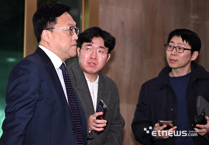 출근하는 김병환 금융위원장